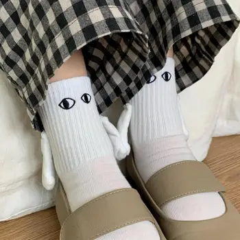  1 пара креативных носков с магнитным всасыванием, держа руки, белые забавные модные мужские и женские персонализированные носки All-Match Middle-Tube Изображение