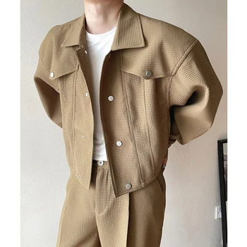 Niche Design Высококачественные короткие куртки для мужчин Хаки Лацкан Пуговица Осень Новый Свободный Повседневный Оверсайз Корейское Пальто Мужчины Уличная Одежда Изображение