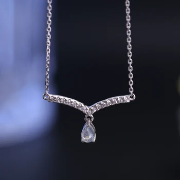 БАЛЕТ ДРАГОЦЕННЫХ КАМНЕЙ Июньский камень 925 пробы Стерлинговое серебро V-образное ожерелье молочно-голубой лунный камень шеврон кулон ожерелье подарок для нее Изображение