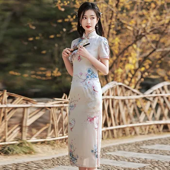 Традиционные винтажные костюмы Элегантный цветочный принт Qipao Летнее длинное платье Cheongsam с коротким рукавом Изображение